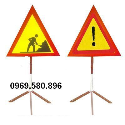 Biển báo công trường đang thi công tam giác